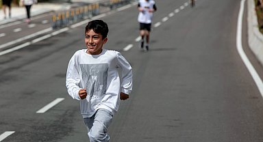 İzmir Güzelbahçe'de gençler Atatürk'e koştu