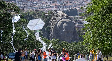 İzmir Kadifekale semaları renklendi