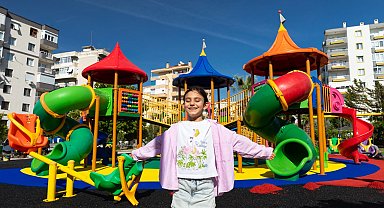 İzmir Narlıdere'de oyun parkı zeminleri yenileniyor