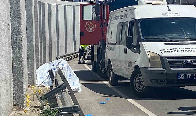 İzmir'de demir bariyere çarpan motosikletin sürücüsü hayatını kaybetti
