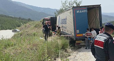 İzmir'de devrilen tırın altında kalan sürücü hayatını kaybetti
