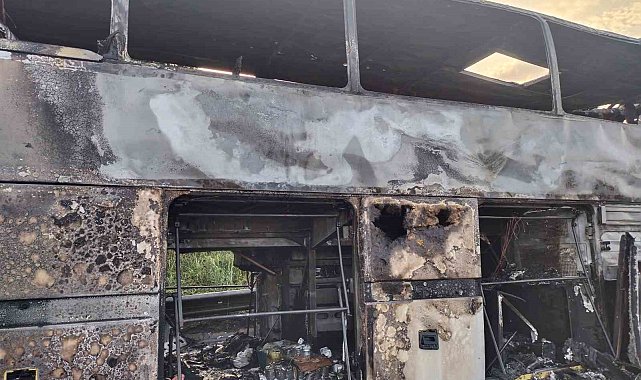 İzmir'den İstanbul'a geziye gelen tur otobüsü alev alev yandı
