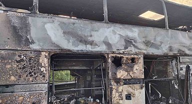 İzmir'den İstanbul'a geziye gelen tur otobüsü alev alev yandı
