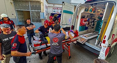 İzmir'de apartman boşluğuna düşen vatandaşı itfaiye kurtardı