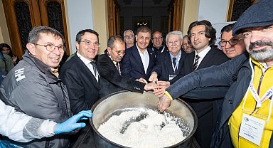 İzmir'de Başkan Tugay mezunlarla pilav kardı