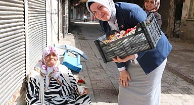 Kadın muhtardan Anneler Gününde anlamlı jest