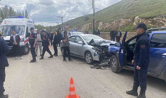 Kafa kafaya çarpıştılar, 8 kişi yaralandı