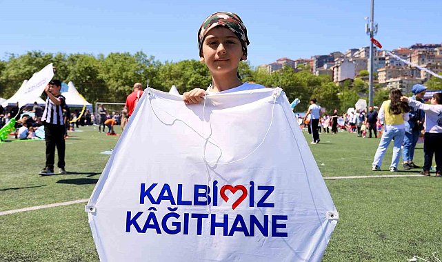 Kağıthane'de gökyüzü şenlendi: 15 bin uçurtma dağıtıldı, dereceye girenlere ödül yağdı