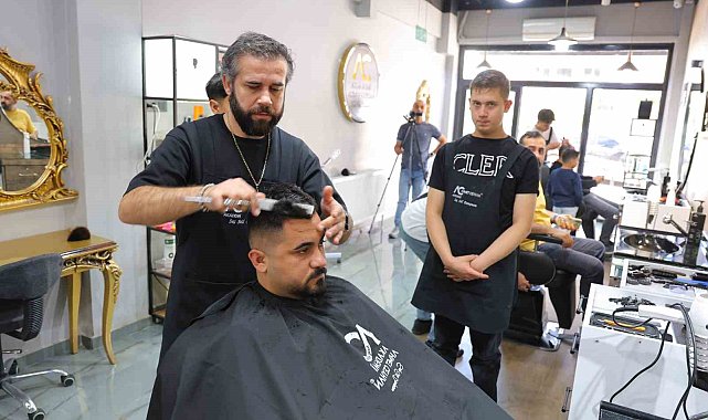 Kahramanmaraş'ta bir berber özel bireye meslek kapısı açtı