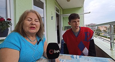 Kalbindeki engele piyanoyla direniyor