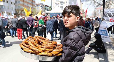 Kamu işçileri halayda, onlar ekmeğinin derdinde