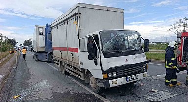 Kamyon, kırmızı ışıkta bekleyen tıra çarptı: 2 yaralı