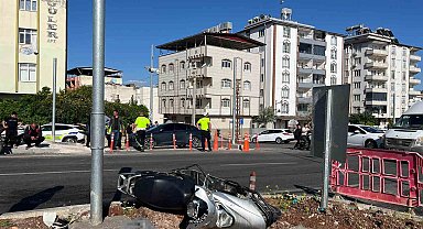 Kamyonet ile motosiklet çarpıştı: 3 yaralı