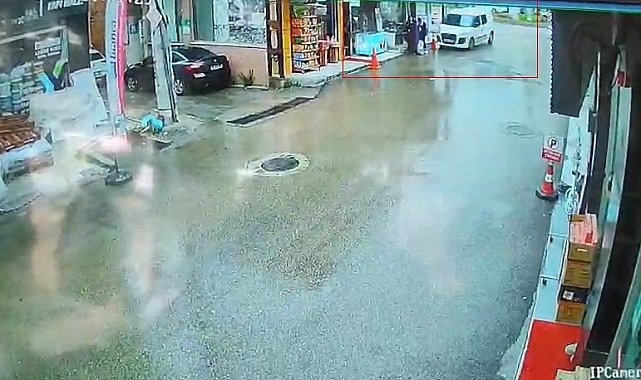 Kamyonet yayaların arasına daldı, o anlar kameraya yansıdı