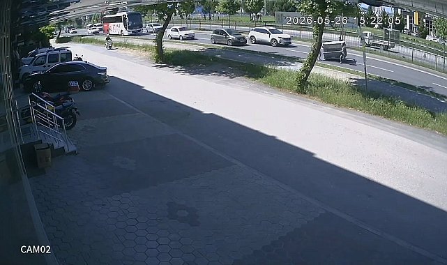 Kamyonetten düşen demir kafes faciaya davetiye çıkardı