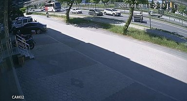 Kamyonetten düşen demir kafes faciaya davetiye çıkardı