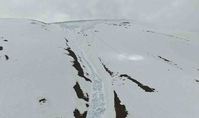 Kandilli Sıra Dağları'ndaki çığın izleri havadan görüntülendi