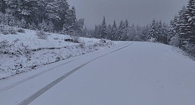 Kar manzarası kartpostallık görüntüler oluşturdu