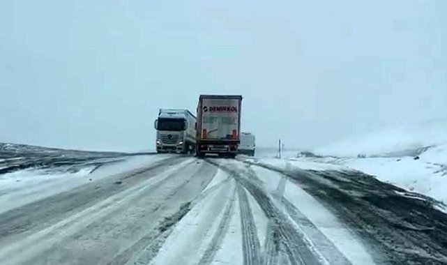 Kar ve tipi bastırdı, araçlar yolda kaldı
