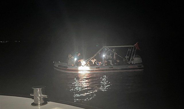 Karaburun açıklarında 17 göçmen kurtarıldı