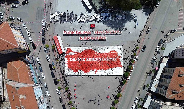 Karaman'da öğrencilerden "Yürüyen Sözlük" gösterisi