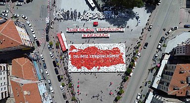 Karaman'da öğrencilerden "Yürüyen Sözlük" gösterisi