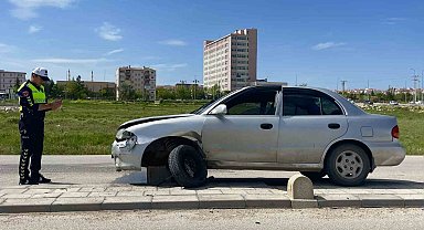 Karaman'da otomobil refüje çıktı: 1 yaralı