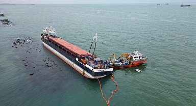 Karasu'da karaya oturan NINOVA gemisinde temizlik çalışmaları sürüyor