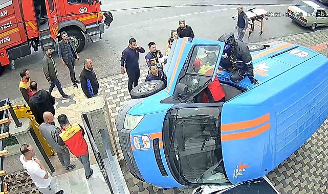 Kargo aracı otomobilin üzerine devrildi, yardıma motokurye koştu