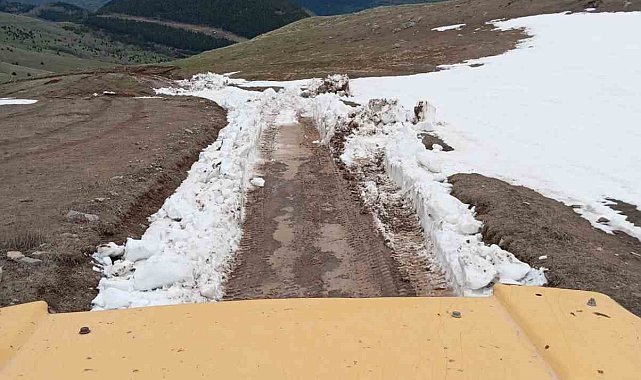 Karla kaplanan yayla yolunu belediye ekipleri açtı