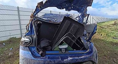 Kars'ta 3 kardeşin bulunduğu otomobil şarampole yuvarlandı: 1 ölü, 2 yaralı