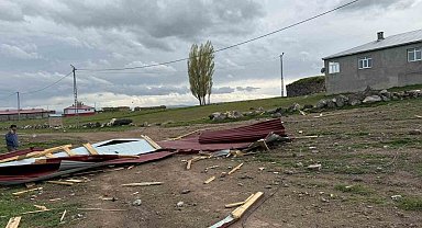 Kars'ta fırtına çatıyı uçurdu