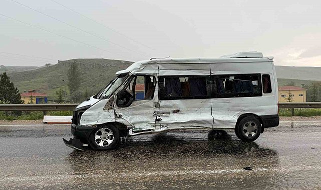 Karşı şeride geçti, 10 kişinin bulunduğu minibüsle çarpıştı: 11 yaralı