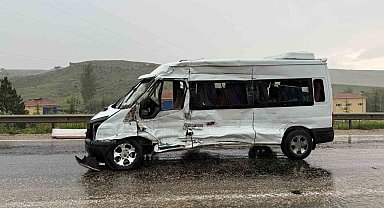 Karşı şeride geçti, 10 kişinin bulunduğu minibüsle çarpıştı: 11 yaralı