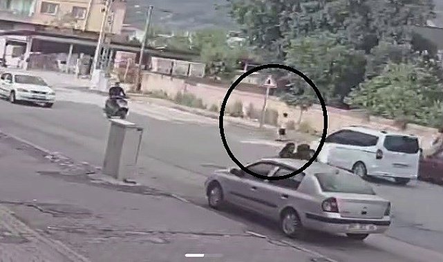 Karşıya geçmeye çalışan dalgın çocuk araca çarptı