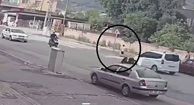 Karşıya geçmeye çalışan dalgın çocuk araca çarptı