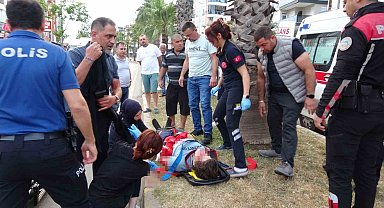 Karşıya geçmeye çalışan gence otomobil çarptı, kız arkadaşı ve annesi sinir krizi geçirdi