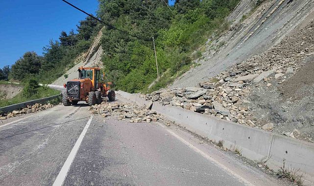 Kastamonu'da heyelan nedeniyle kara yolu ulaşıma kapandı