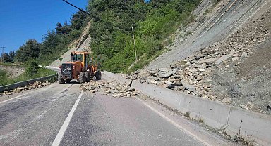 Kastamonu'da heyelan nedeniyle kara yolu ulaşıma kapandı