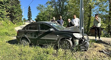 Kastamonu'da otomobil direğe çarptı: 3 yaralı