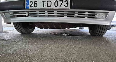 Katlı otoparkta yakıt sızdıran otomobil paniğe sebep oldu