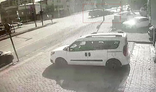 Kavşakta kırmızı ışık kazası kamerada