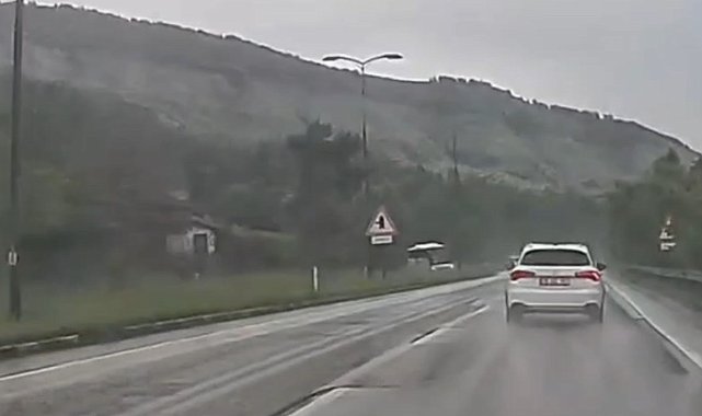 Kaygan yolda savrulan otobüsün devrilmekten kurtulduğu anlar görüntülendi