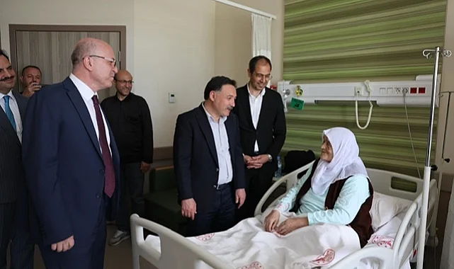 Kayseri Valisi Çiçek hastalarla bayramlaştı