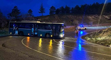 Kayseri'de alkollü bir şahıs çaldığı özel halk otobüsüyle kaza yaptı