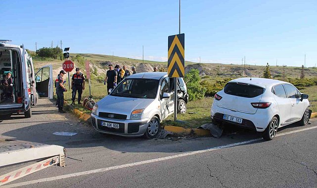 Kayseri'de otomobiller çarpıştı: 1'i ağır 6 yaralı