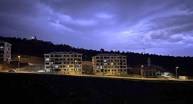 Kayseri'de şimşekler geceyi aydınlattı
