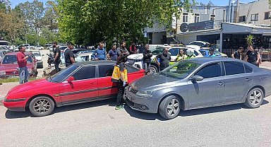 Kazaya neden olan sürücü, kendisini durdurmak isteyenlere biber gazı sıktı