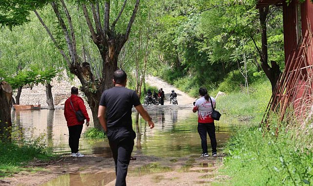 Keban Barajı kapaklarını açtı, işyeri bahçeleri sular altında kaldı