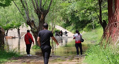 Keban Barajı kapaklarını açtı, işyeri bahçeleri sular altında kaldı
